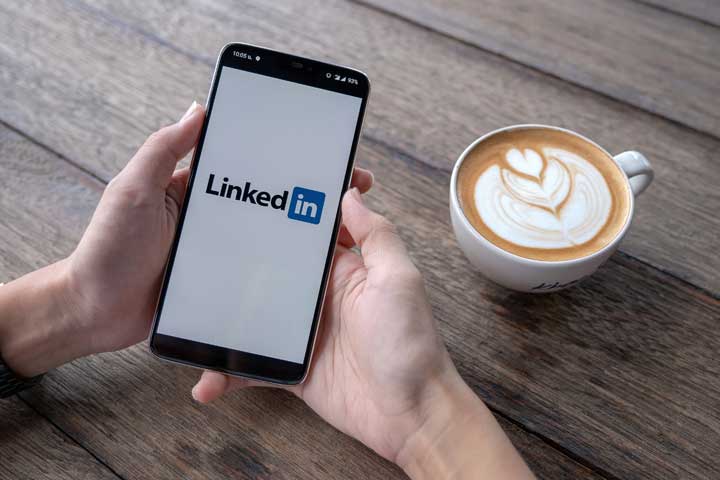 Smartphone med LinkedIn-logga på skärmen