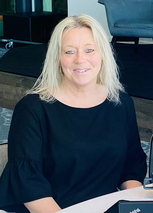 Annicka Karlsson sitter framför ett bord