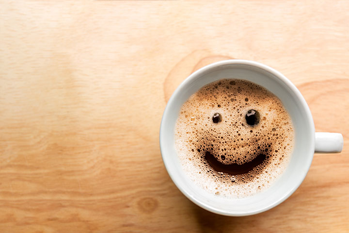 Kaffekopp med bubblor som bildar glad gubbe